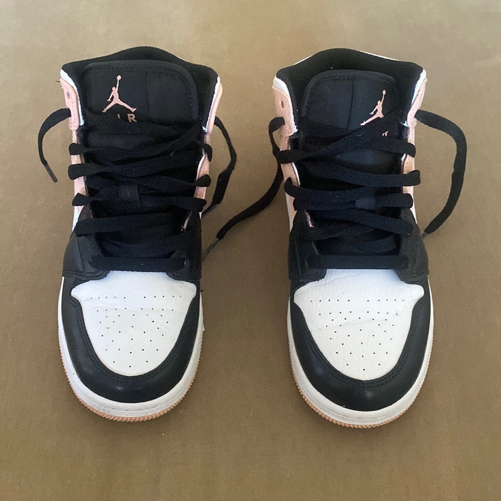 Air Jordan 1 Mid Crimson Tint Toe is a mid-top basketball shoe. Size 4Y boys